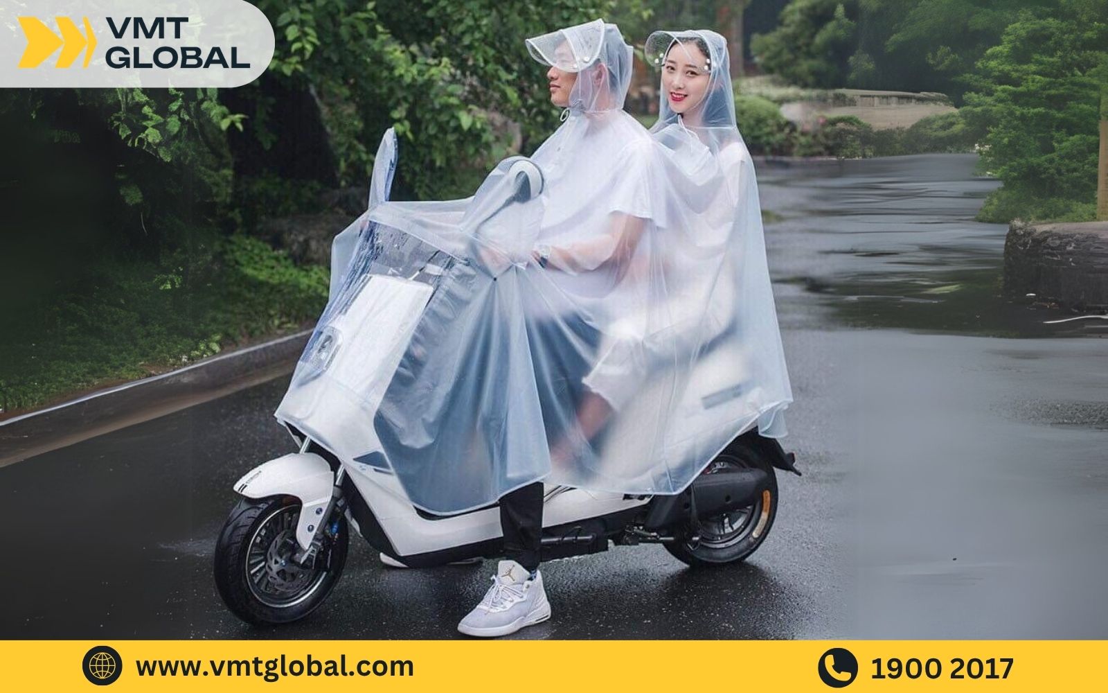 Mẫu áo trong suốt được làm từ nhựa dẻo PVC trong, có đường viền màu nổi bật 