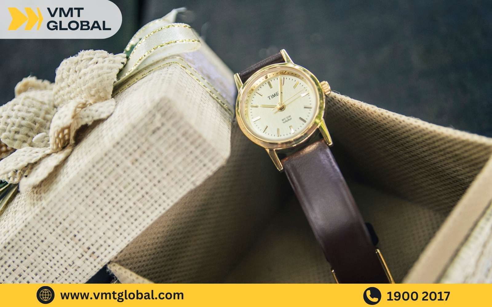 Kinh doanh đồng hồ đeo tay với dịch vụ khắc tên cá nhân hóa cho các cặp đôi vào ngày 14/2