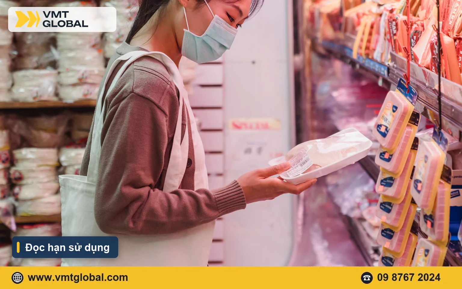 Người mua đọc thông tin trên bao bì thực phẩm trong siêu thị