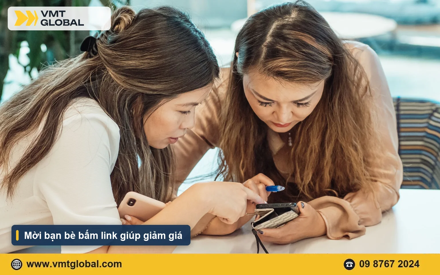 Hai người cùng xem điện thoại, mời bạn bè chặt giá Pinduoduo