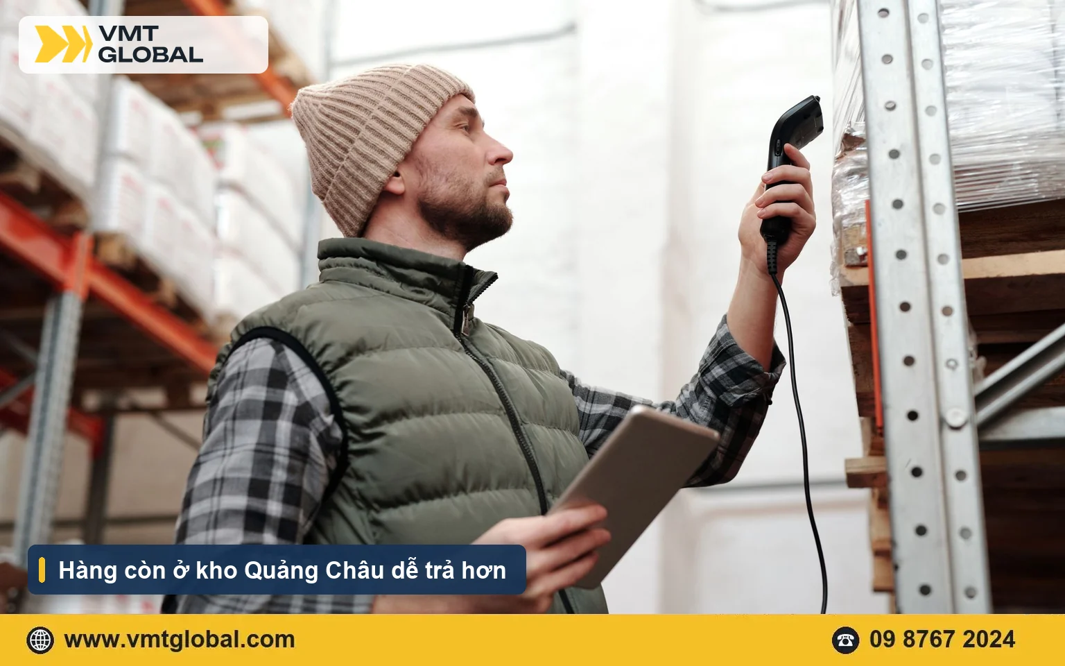 Nhân viên kho quét mã kiện hàng để xử lý đổi trả hàng Tmall tại kho